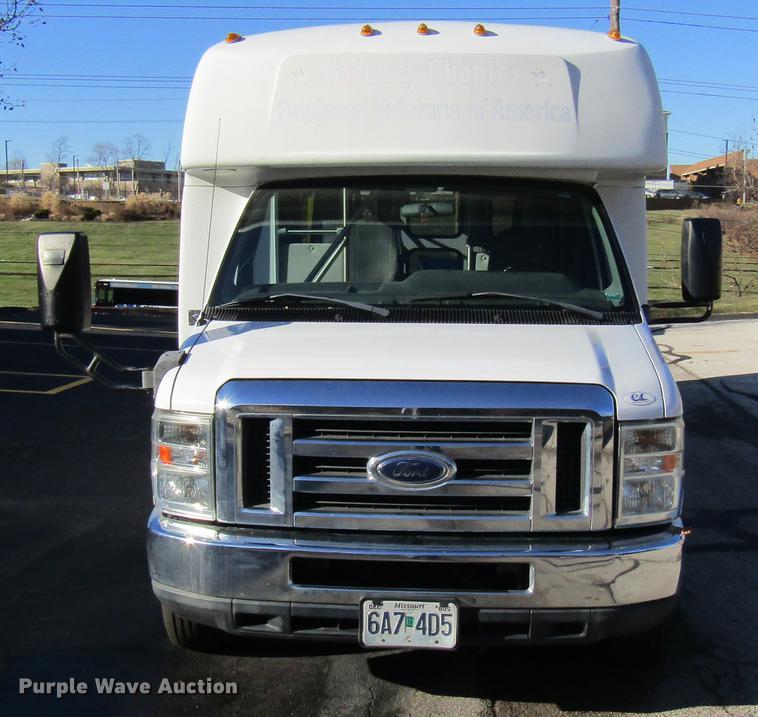 image for item DE5963 2010 Ford Econoline E450 Super Duty shuttle bus
