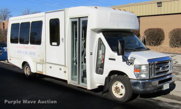 image for item DE5963 2010 Ford Econoline E450 Super Duty shuttle bus
