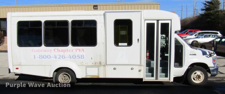 image for item DE5963 2010 Ford Econoline E450 Super Duty shuttle bus