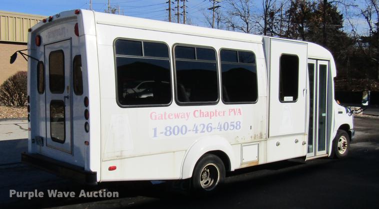image for item DE5963 2010 Ford Econoline E450 Super Duty shuttle bus