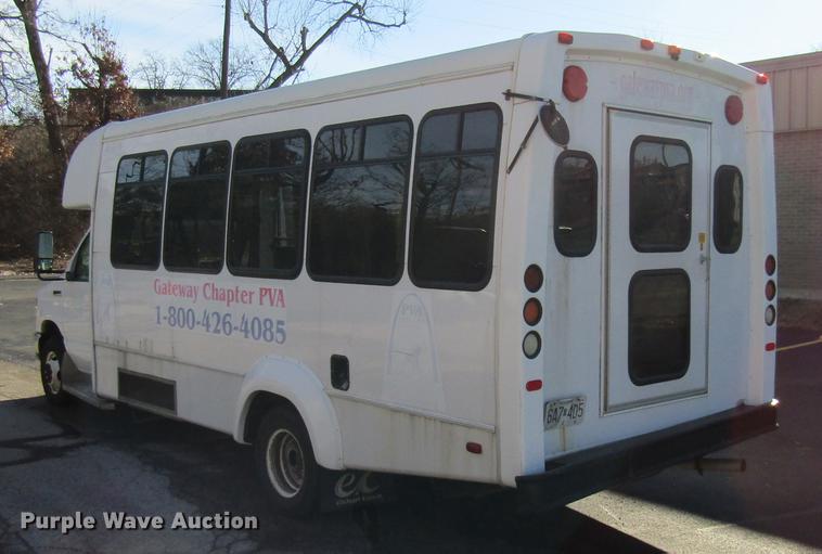 image for item DE5963 2010 Ford Econoline E450 Super Duty shuttle bus
