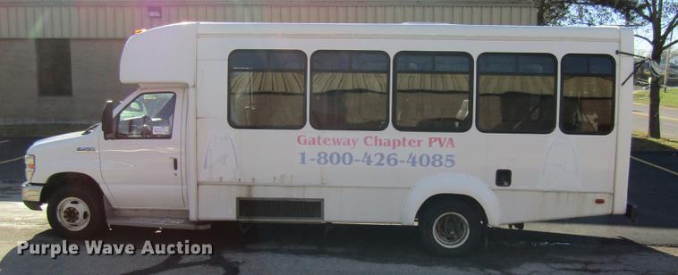 image for item DE5963 2010 Ford Econoline E450 Super Duty shuttle bus