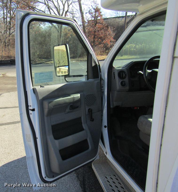 image for item DE5963 2010 Ford Econoline E450 Super Duty shuttle bus
