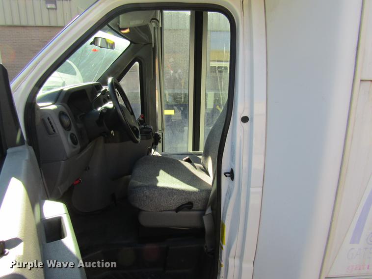 image for item DE5963 2010 Ford Econoline E450 Super Duty shuttle bus