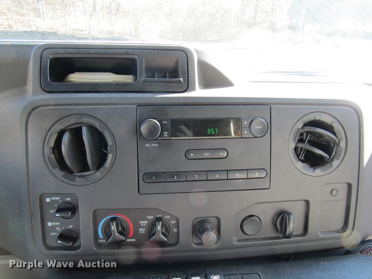 image for item DE5963 2010 Ford Econoline E450 Super Duty shuttle bus