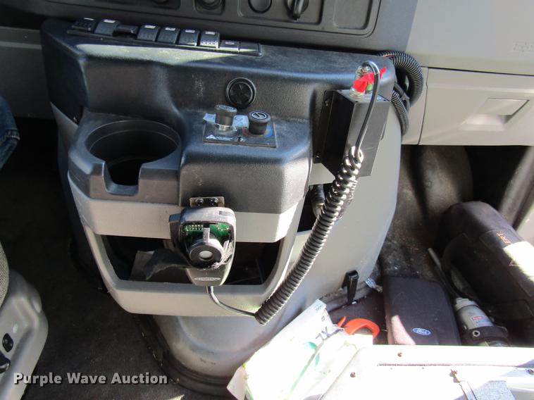 image for item DE5963 2010 Ford Econoline E450 Super Duty shuttle bus