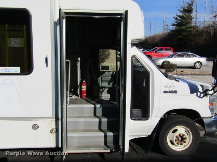 image for item DE5963 2010 Ford Econoline E450 Super Duty shuttle bus