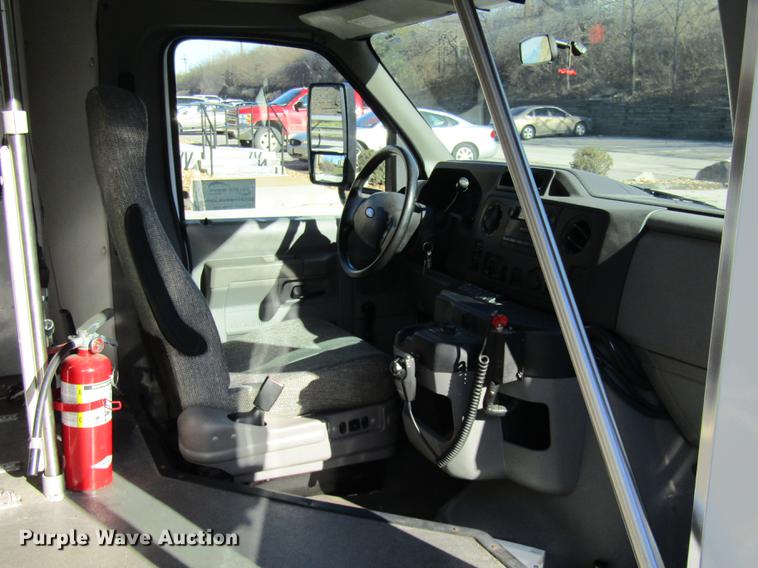 image for item DE5963 2010 Ford Econoline E450 Super Duty shuttle bus