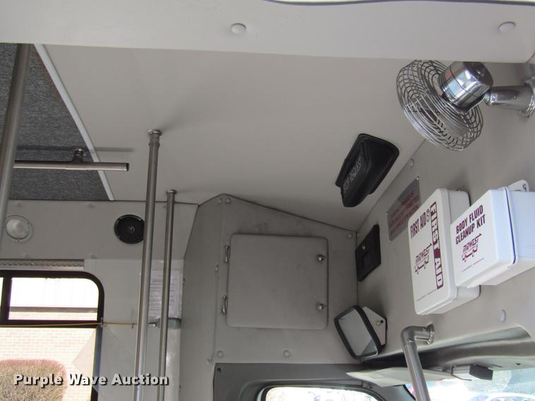 image for item DE5963 2010 Ford Econoline E450 Super Duty shuttle bus
