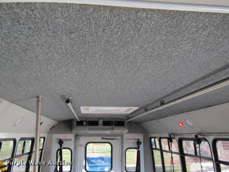 image for item DE5963 2010 Ford Econoline E450 Super Duty shuttle bus