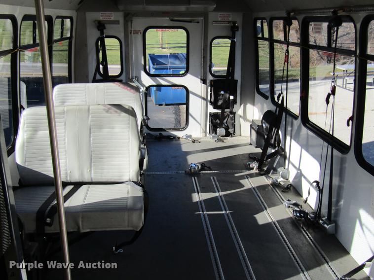 image for item DE5963 2010 Ford Econoline E450 Super Duty shuttle bus