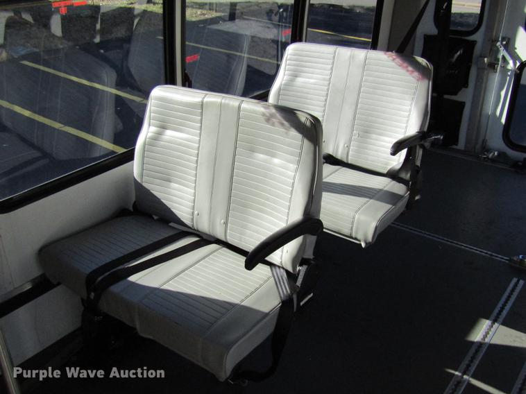 image for item DE5963 2010 Ford Econoline E450 Super Duty shuttle bus