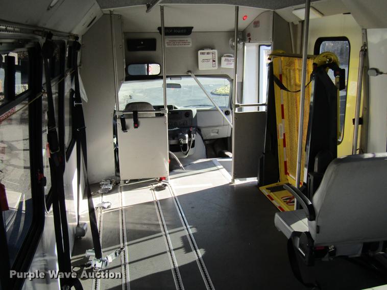 image for item DE5963 2010 Ford Econoline E450 Super Duty shuttle bus