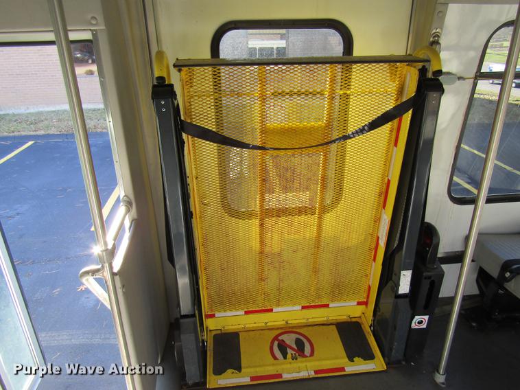 image for item DE5963 2010 Ford Econoline E450 Super Duty shuttle bus