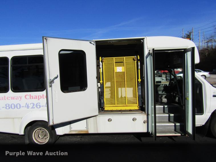 image for item DE5963 2010 Ford Econoline E450 Super Duty shuttle bus