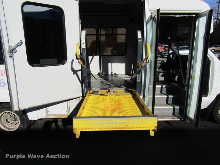 image for item DE5963 2010 Ford Econoline E450 Super Duty shuttle bus