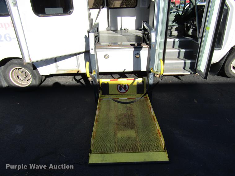 image for item DE5963 2010 Ford Econoline E450 Super Duty shuttle bus