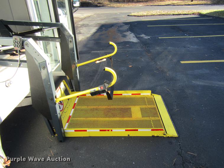 image for item DE5963 2010 Ford Econoline E450 Super Duty shuttle bus