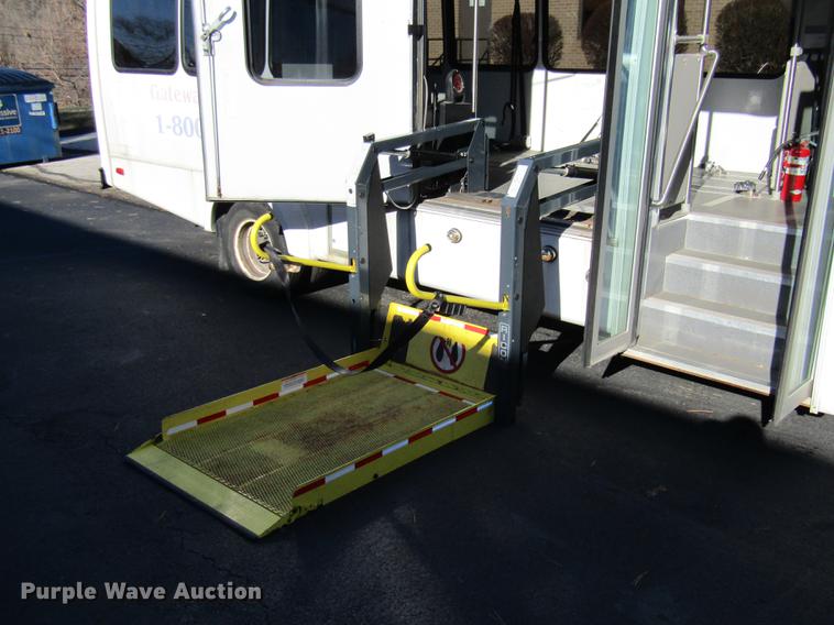 image for item DE5963 2010 Ford Econoline E450 Super Duty shuttle bus