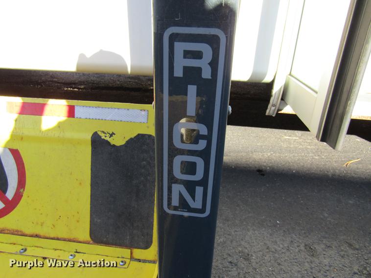 image for item DE5963 2010 Ford Econoline E450 Super Duty shuttle bus