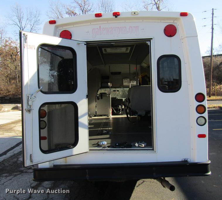image for item DE5963 2010 Ford Econoline E450 Super Duty shuttle bus