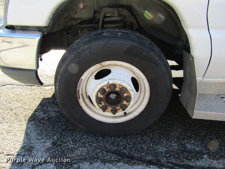 image for item DE5963 2010 Ford Econoline E450 Super Duty shuttle bus