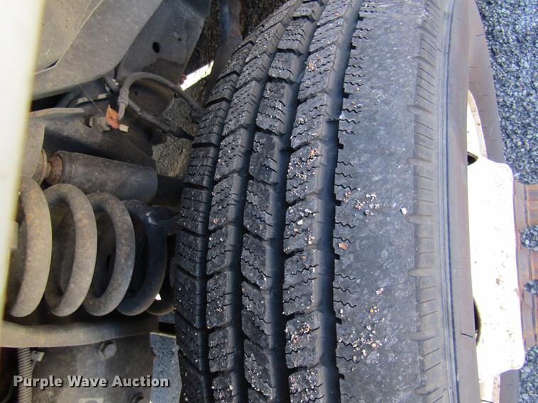 image for item DE5963 2010 Ford Econoline E450 Super Duty shuttle bus