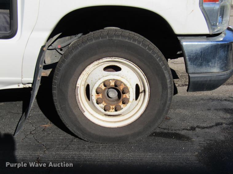 image for item DE5963 2010 Ford Econoline E450 Super Duty shuttle bus