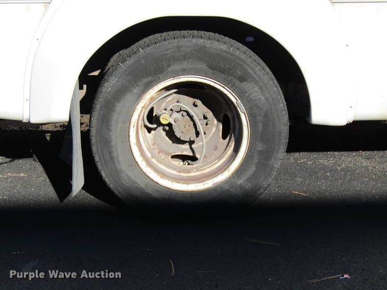 image for item DE5963 2010 Ford Econoline E450 Super Duty shuttle bus