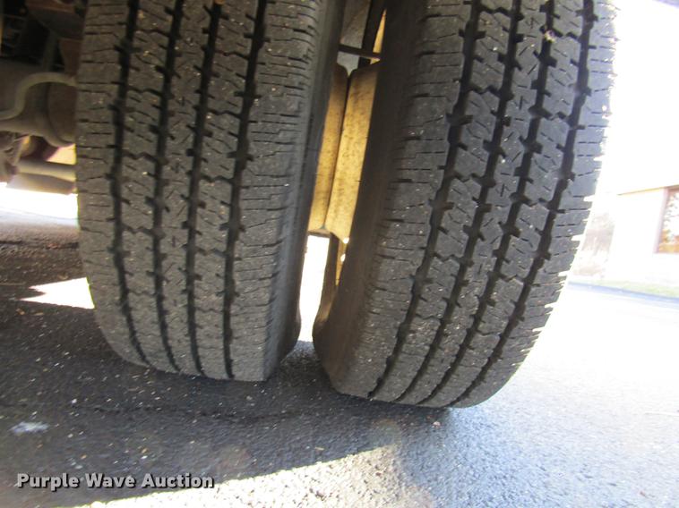 image for item DE5963 2010 Ford Econoline E450 Super Duty shuttle bus