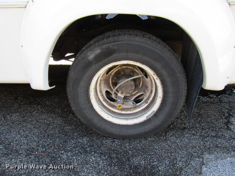 image for item DE5963 2010 Ford Econoline E450 Super Duty shuttle bus