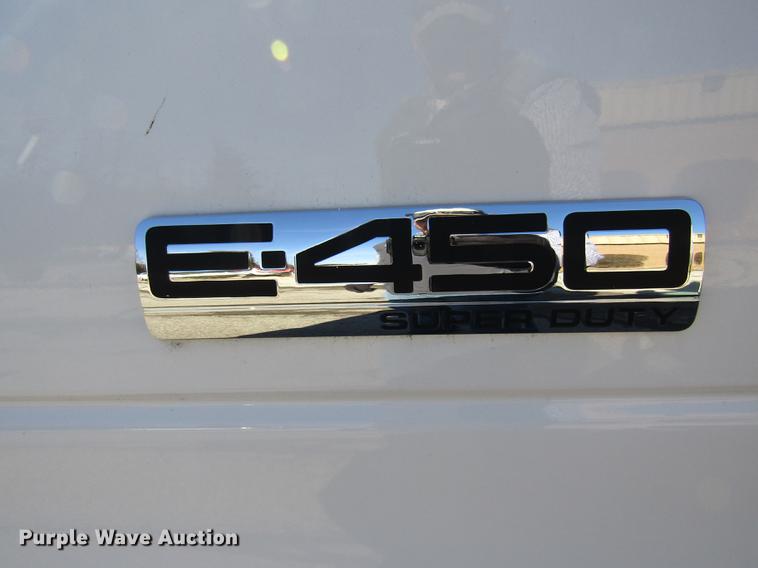 image for item DE5963 2010 Ford Econoline E450 Super Duty shuttle bus