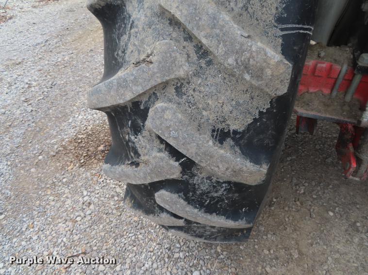 image for item DF1334 New Holland TS100 tractor