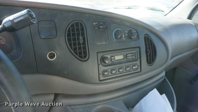 image for item DF1634 1999 Ford Econoline E350 box truck