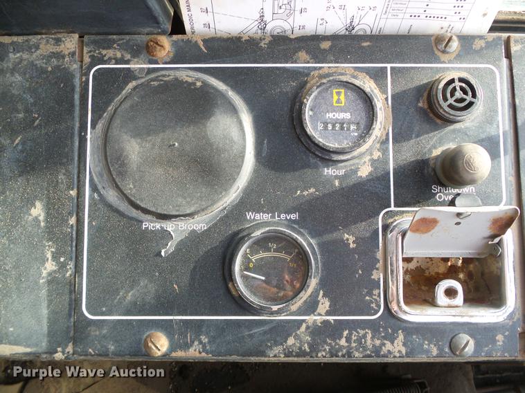 image for item DF2886 1986 FMC Vanguard 3000 street sweeper