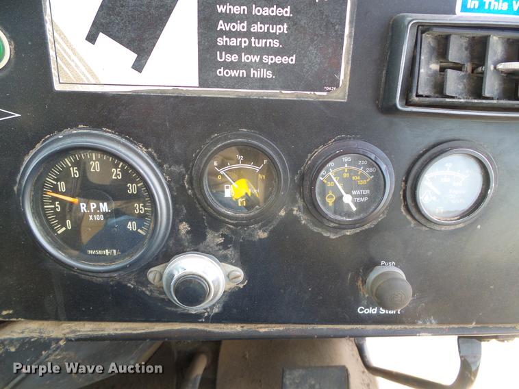 image for item DF2886 1986 FMC Vanguard 3000 street sweeper