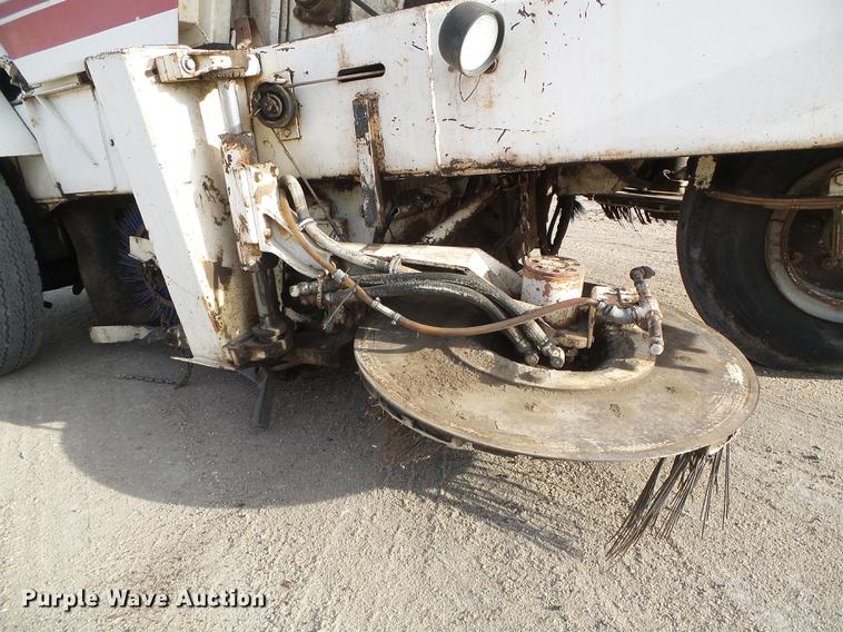 image for item DF2886 1986 FMC Vanguard 3000 street sweeper