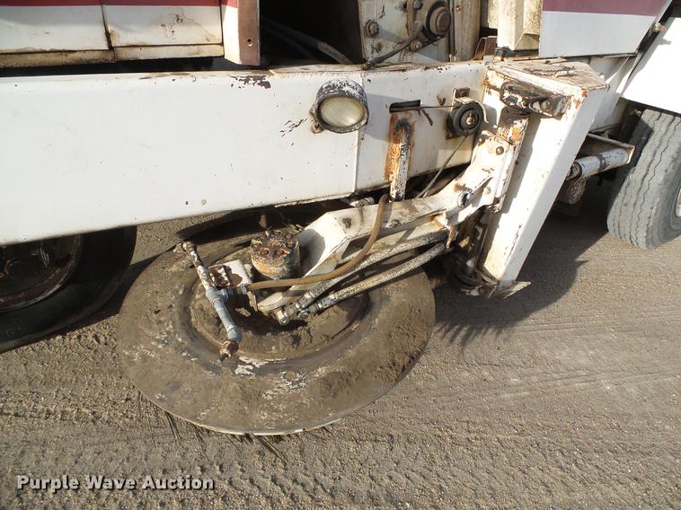 image for item DF2886 1986 FMC Vanguard 3000 street sweeper