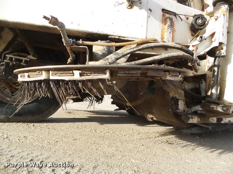 image for item DF2886 1986 FMC Vanguard 3000 street sweeper