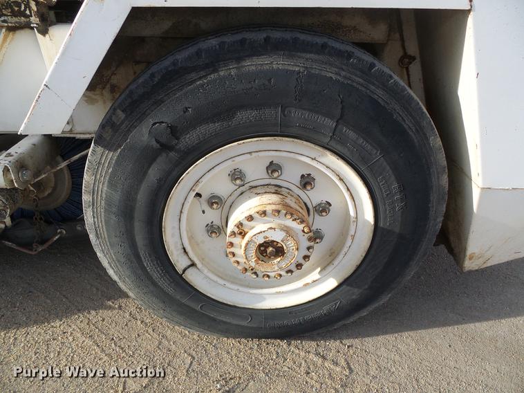 image for item DF2886 1986 FMC Vanguard 3000 street sweeper