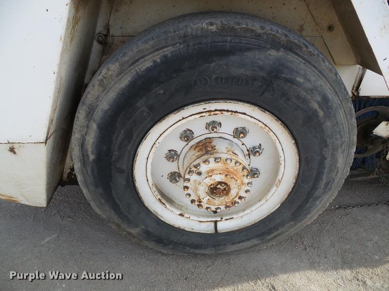 image for item DF2886 1986 FMC Vanguard 3000 street sweeper