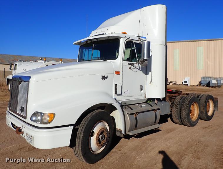 image for item DG2927 1999 International 9400 semi truck