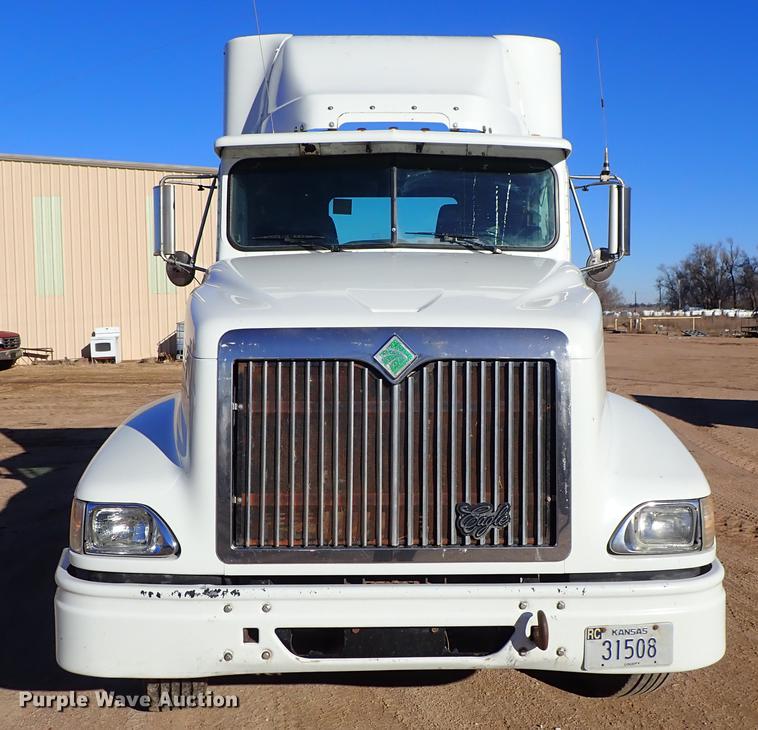 image for item DG2927 1999 International 9400 semi truck