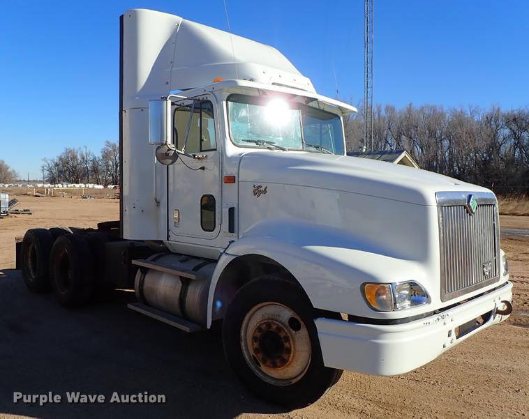 image for item DG2927 1999 International 9400 semi truck