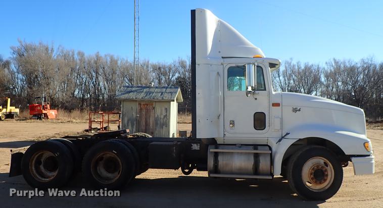 image for item DG2927 1999 International 9400 semi truck