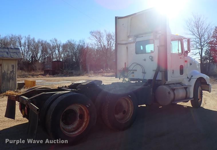 image for item DG2927 1999 International 9400 semi truck