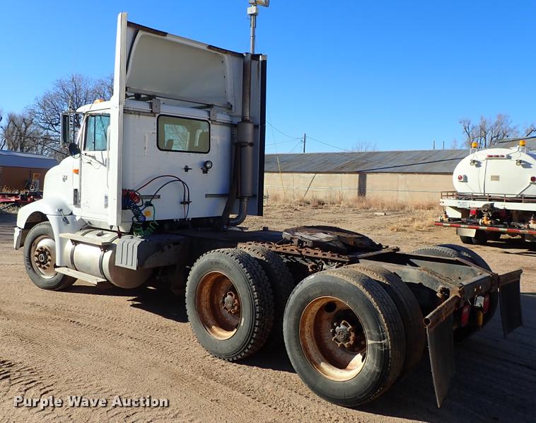 image for item DG2927 1999 International 9400 semi truck