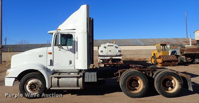 image for item DG2927 1999 International 9400 semi truck