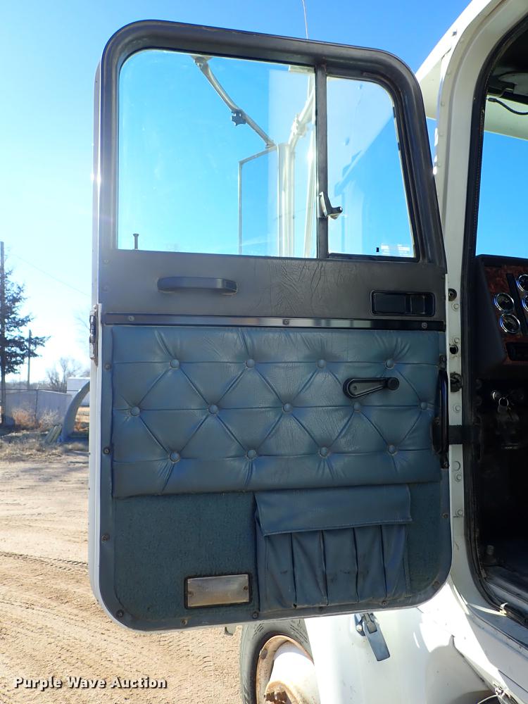 image for item DG2927 1999 International 9400 semi truck