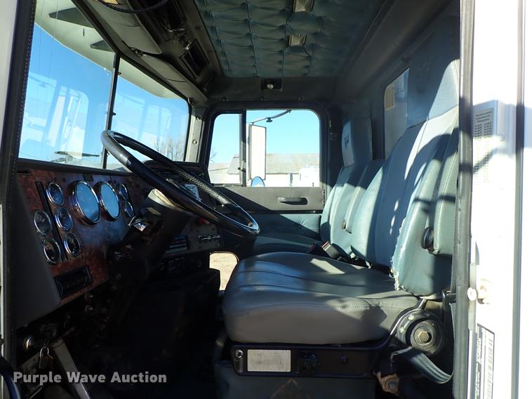 image for item DG2927 1999 International 9400 semi truck